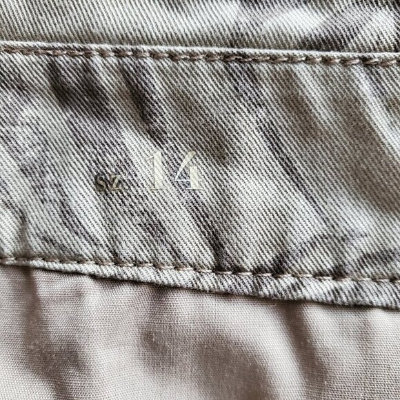 White House Black Market NWOT The Short High Rise Khaki Palm Print Size 14 - Picture 8 of 16